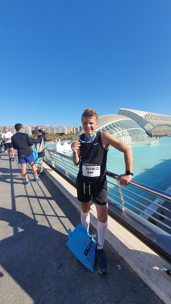 Ikzelf na afloop van de marathon van Valencia, trots met de medaille in de hand